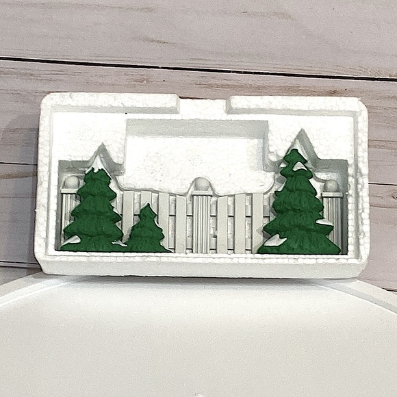 DEPARTMENT 56 - Frosty Tree Lined Picket Fence Trash Cans -Original Snow Village - Picture 9 of 11